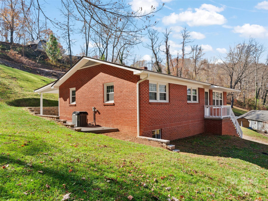 22 Yarborough St Waynesville, NC 28786