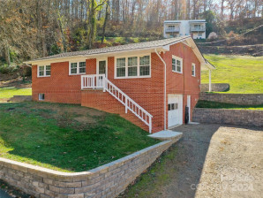 22 Yarborough St Waynesville, NC 28786