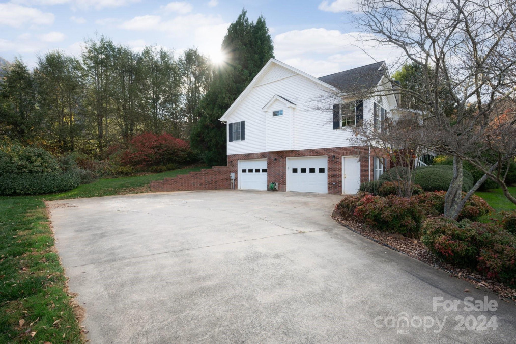 70 Banbury Ct Waynesville, NC 28786