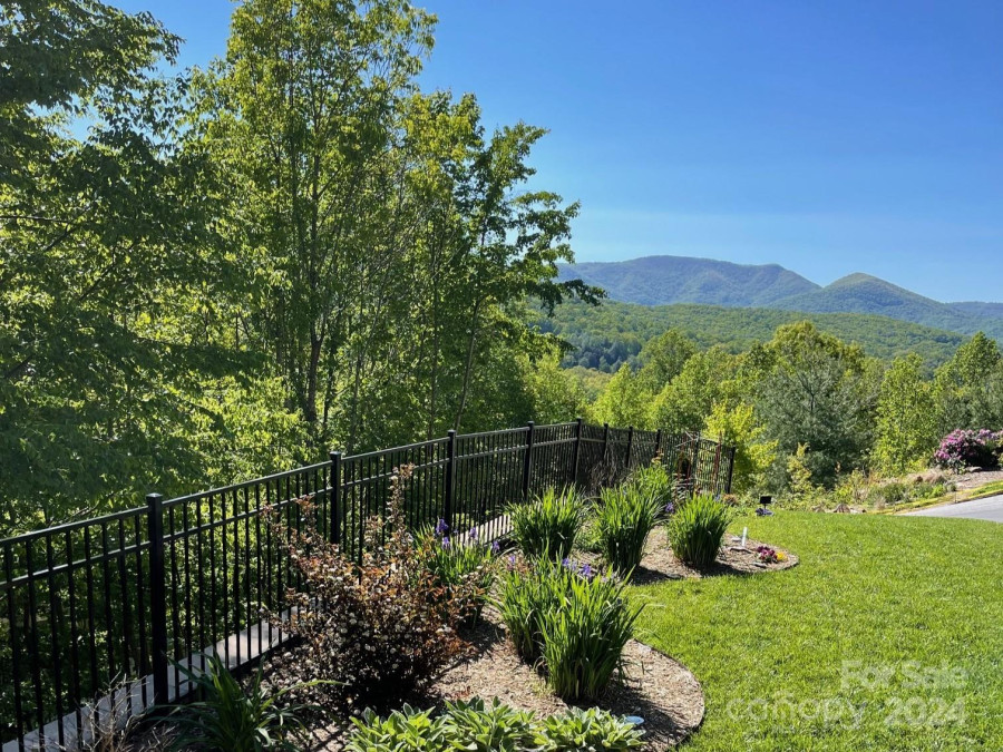 48 Huntington Chase Dr Asheville, NC 28805