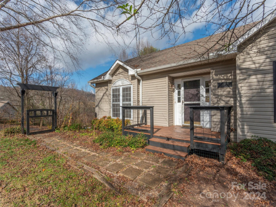 126 Ridgeline Rd Clyde, NC 28721