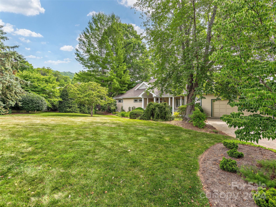 4 Crescent Ct Weaverville, NC 28787