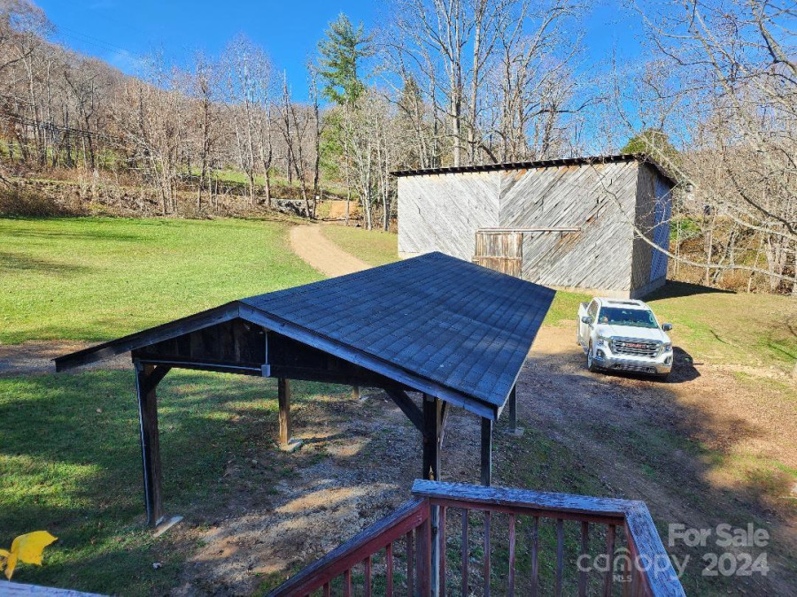 20 Coventry Ln Burnsville, NC 28714