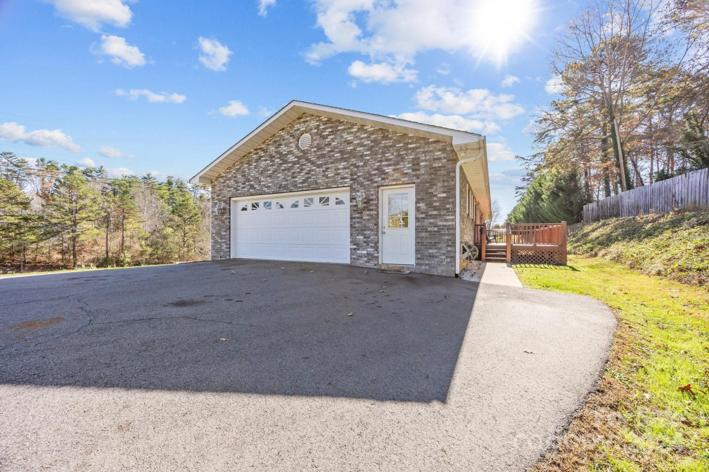 35 Clayton Dr Weaverville, NC 28787