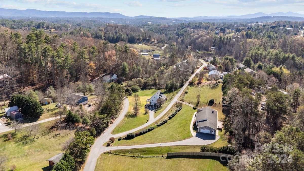 35 Clayton Dr Weaverville, NC 28787