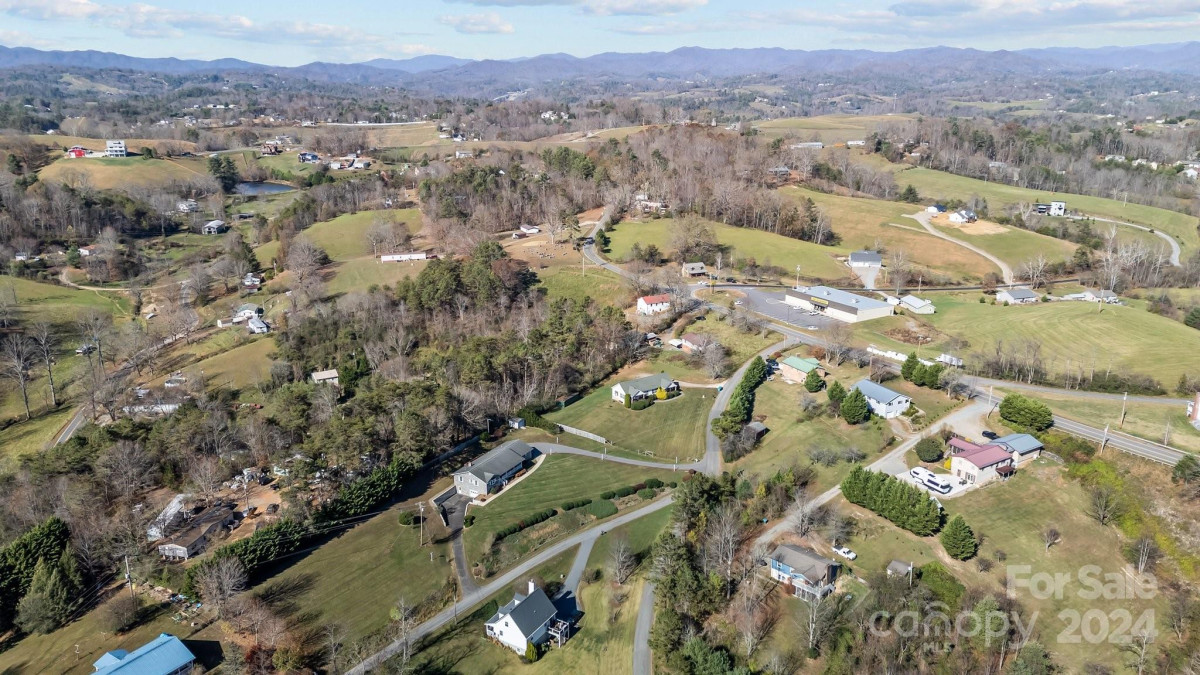 35 Clayton Dr Weaverville, NC 28787