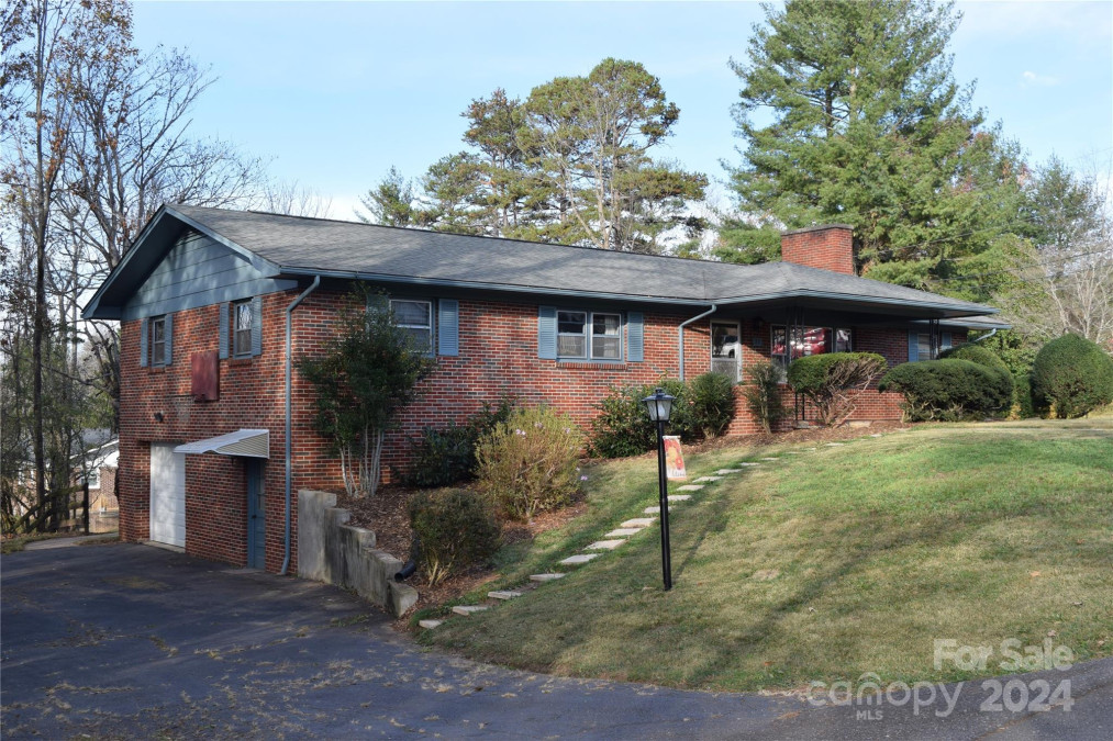 21 Sunset Dr Weaverville, NC 28787