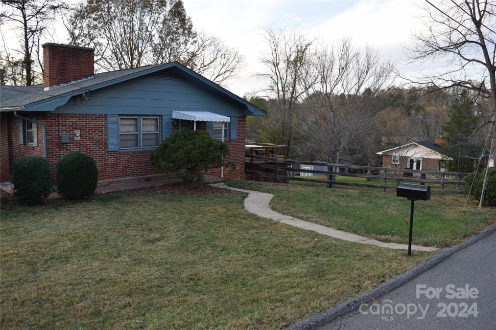 21 Sunset Dr Weaverville, NC 28787