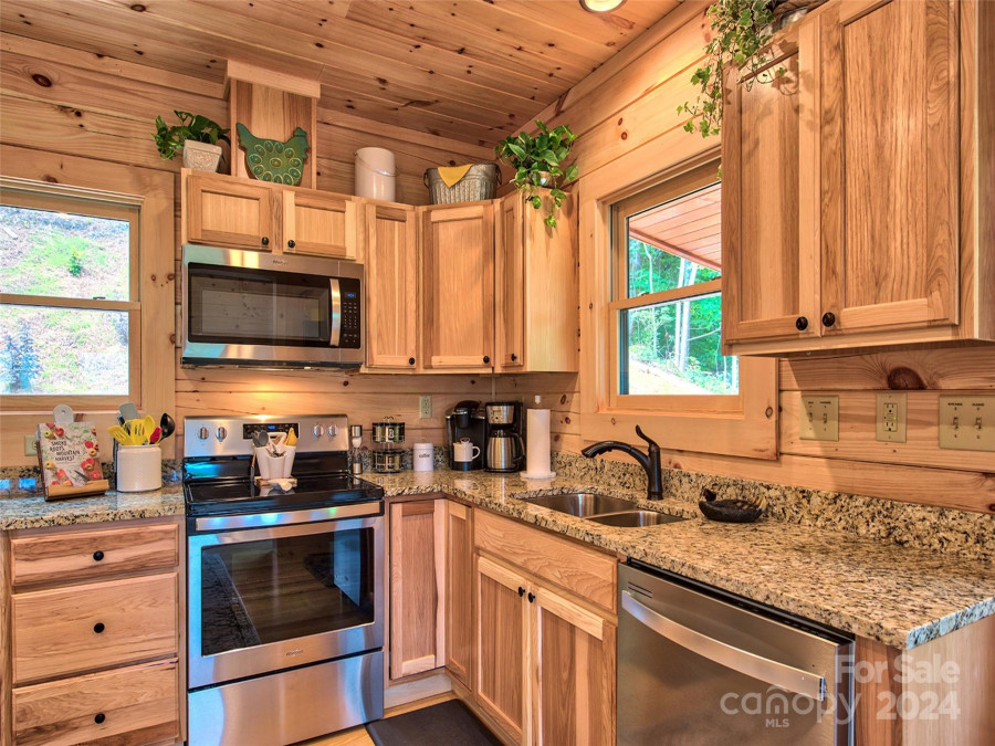 194 Stable Ln Maggie Valley, NC 28751