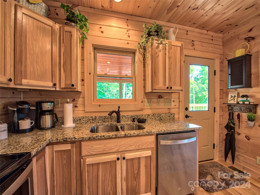 194 Stable Ln Maggie Valley, NC 28751