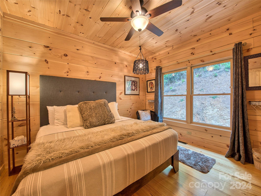 194 Stable Ln Maggie Valley, NC 28751