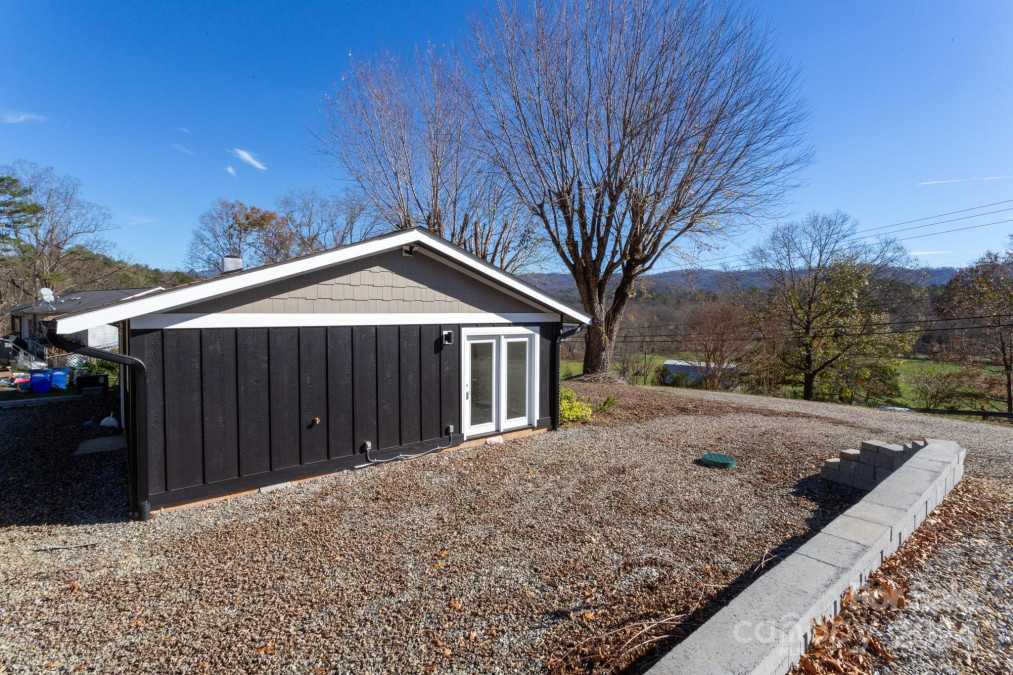 34 Hillside St Weaverville, NC 28787