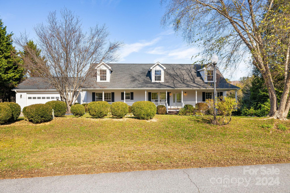 16 Lewis Creek Dr Hendersonville, NC 28792