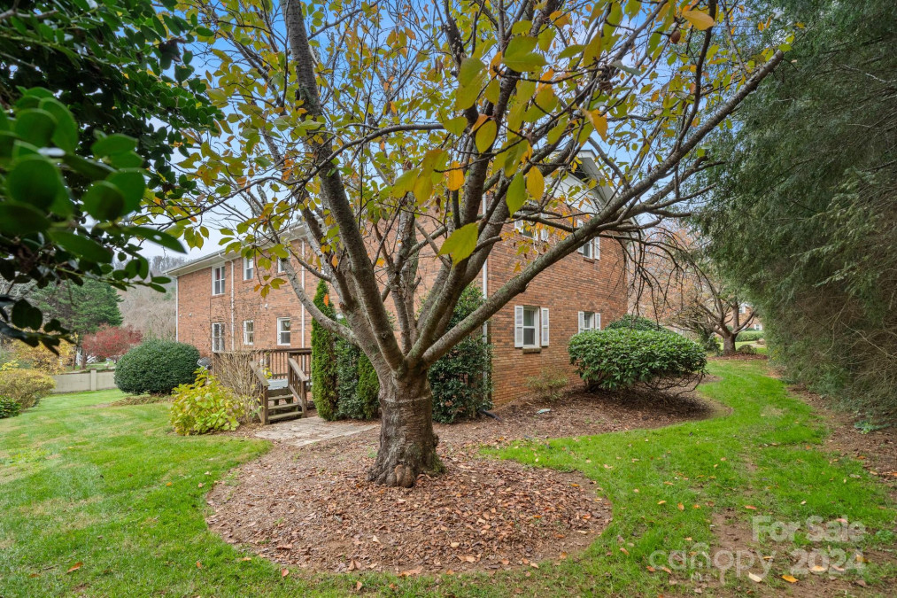 27 Capri Ln Hendersonville, NC 28791