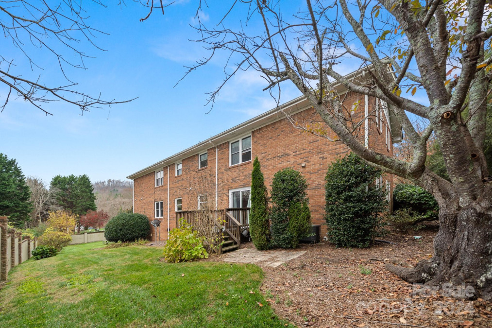 27 Capri Ln Hendersonville, NC 28791