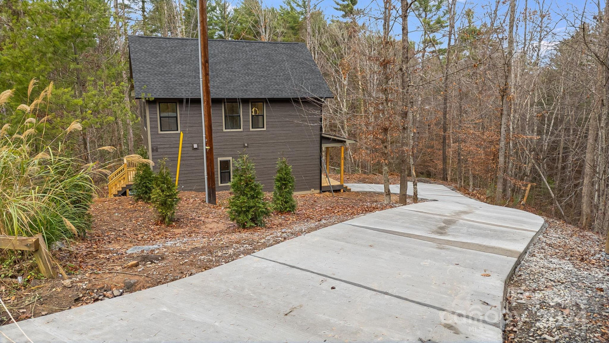 60 Deep Woods Rd Weaverville, NC 28787