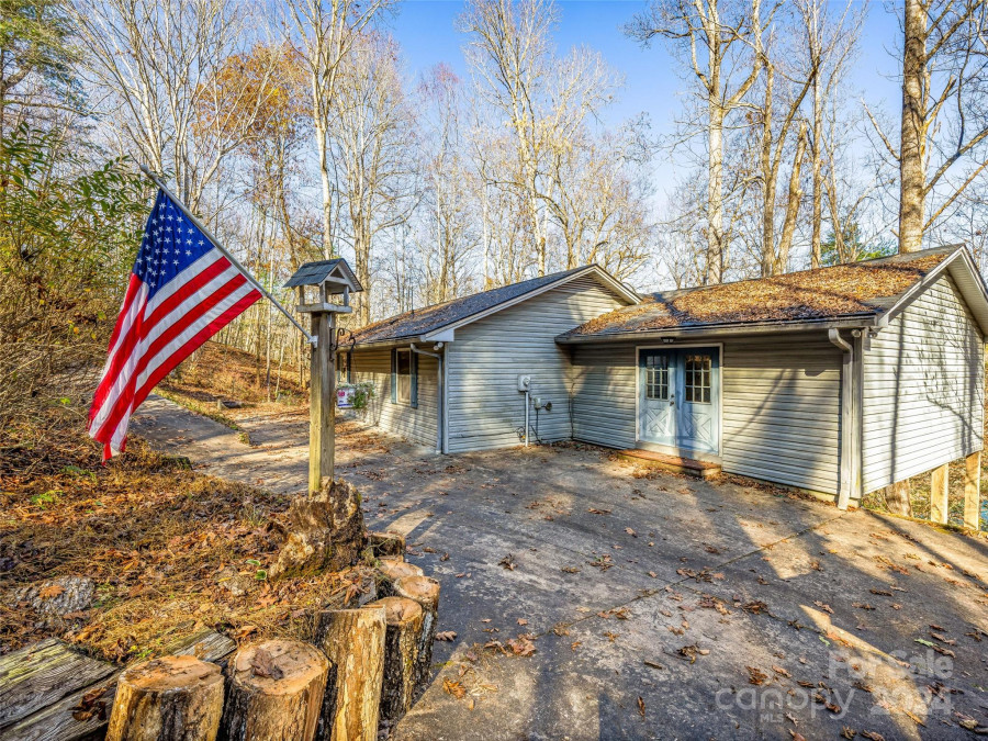 225 Mountain View Dr Pisgah Forest, NC 28768