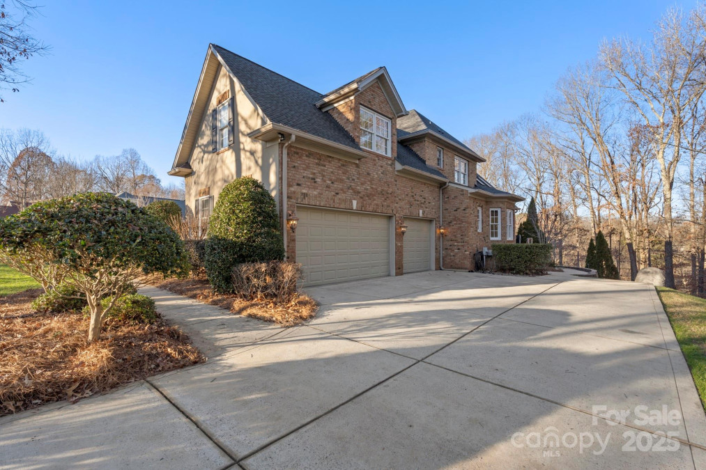 5752 Natoma Rd Lake Wylie, SC 29710