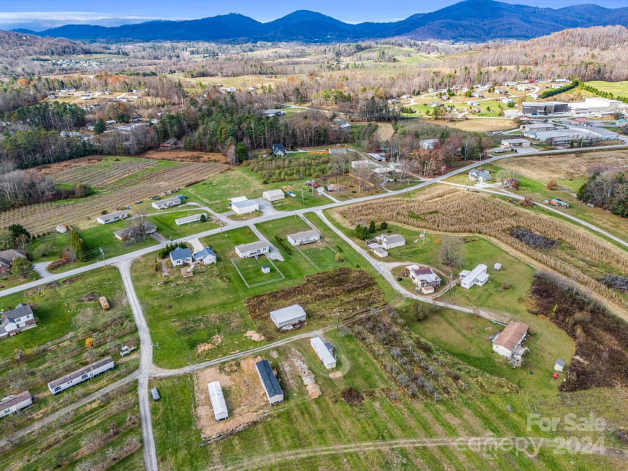 1812 Pilot Mountain Rd Hendersonville, NC 28792