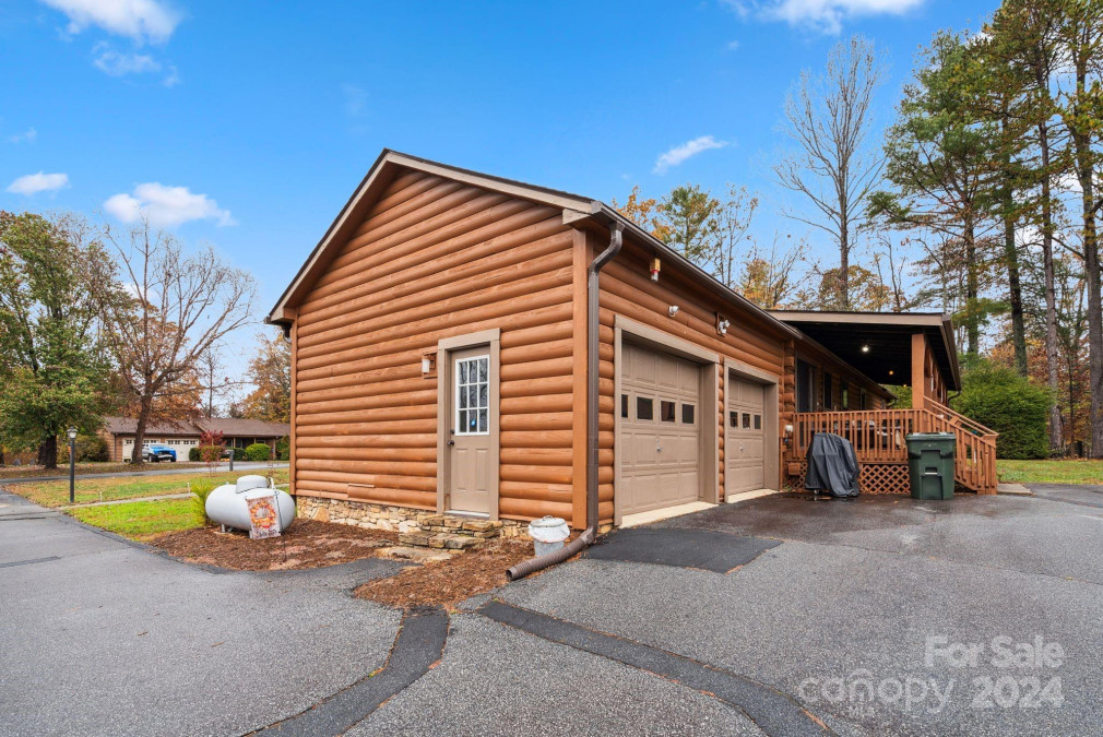 42 Pine Tree Ln Flat Rock, NC 28731