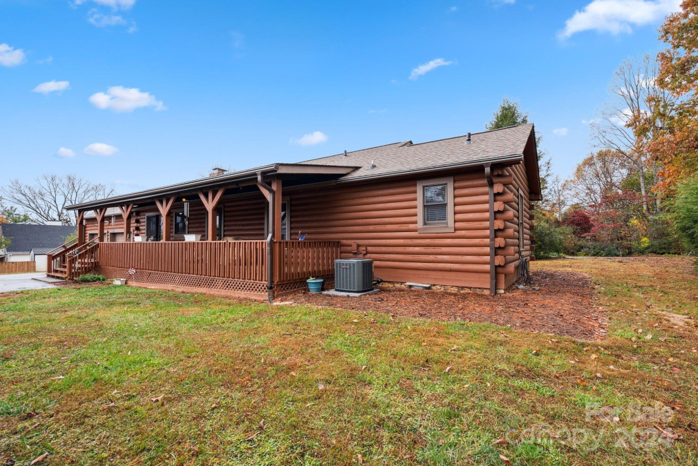 42 Pine Tree Ln Flat Rock, NC 28731