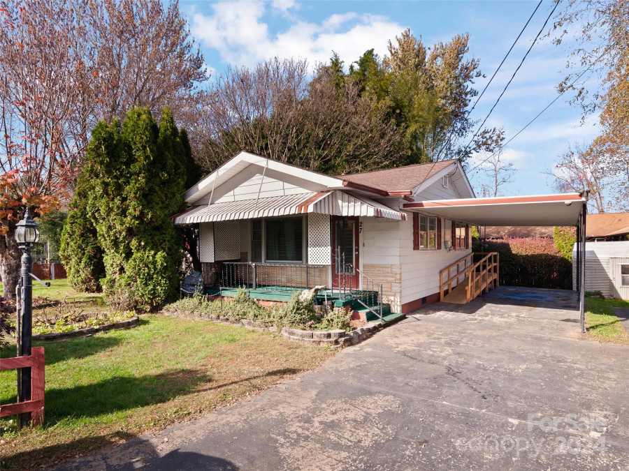 27 Warren St Waynesville, NC 28786