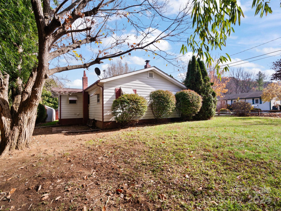 27 Warren St Waynesville, NC 28786