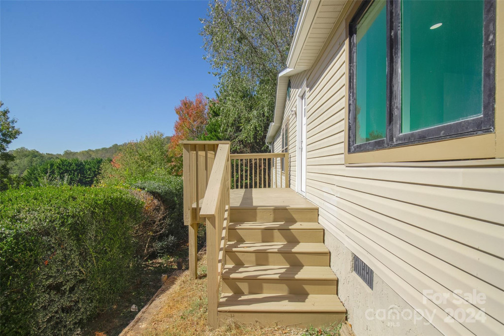 150 Josiah Ln Hendersonville, NC 28792