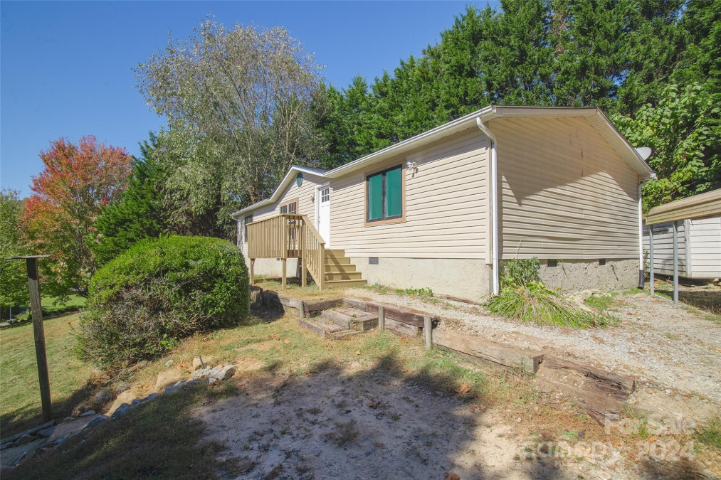 150 Josiah Ln Hendersonville, NC 28792