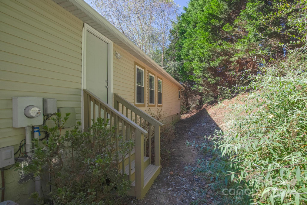 150 Josiah Ln Hendersonville, NC 28792