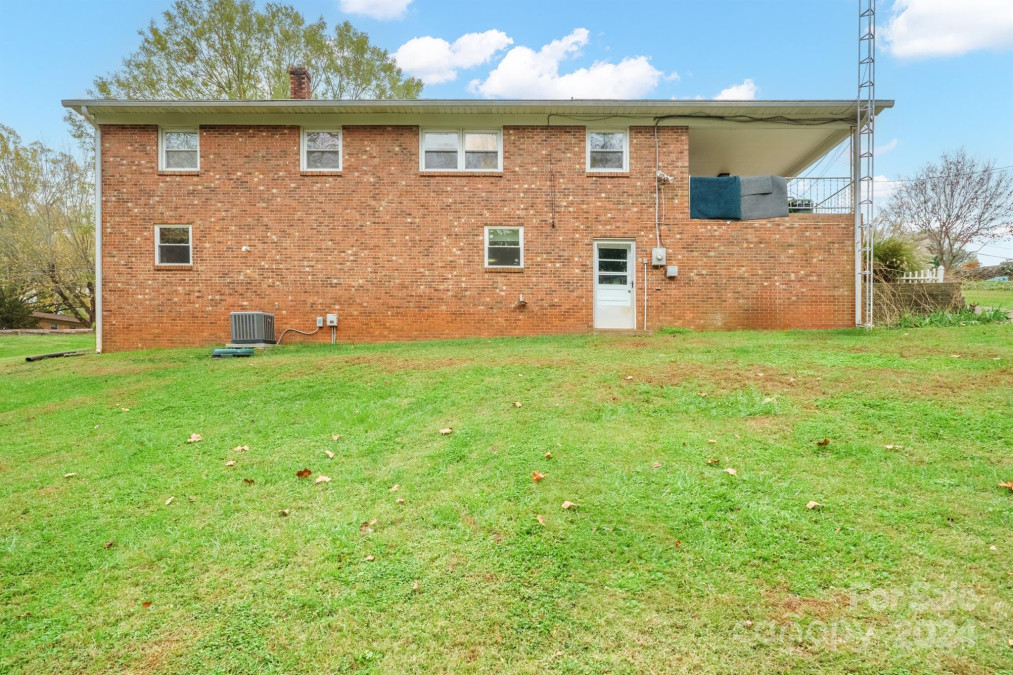 221 4th St Conover, NC 28613