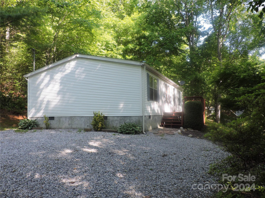 2271 Gouges Creek Rd Spruce Pine, NC 28777