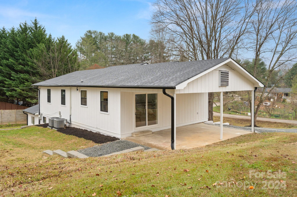 27 Windy Ln Mills River, NC 28759