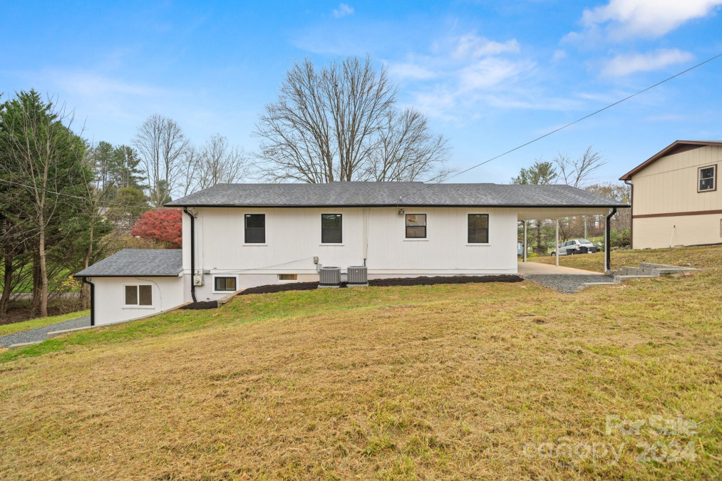 27 Windy Ln Mills River, NC 28759