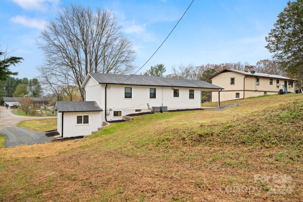 27 Windy Ln Mills River, NC 28759