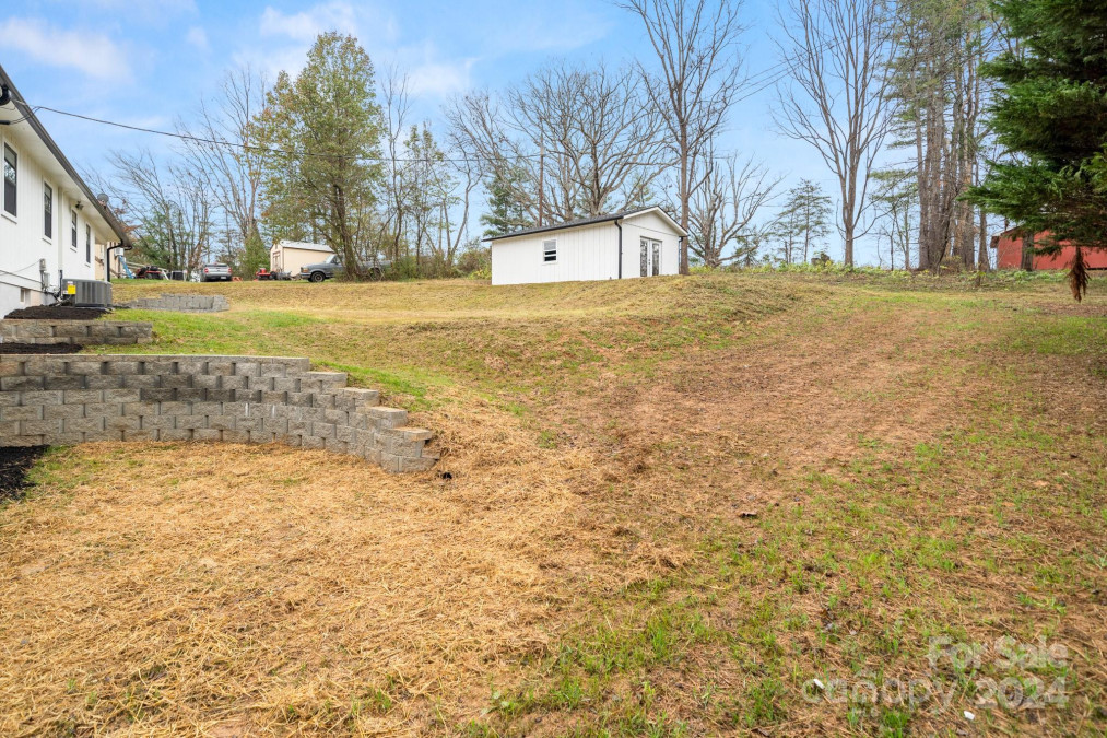 27 Windy Ln Mills River, NC 28759