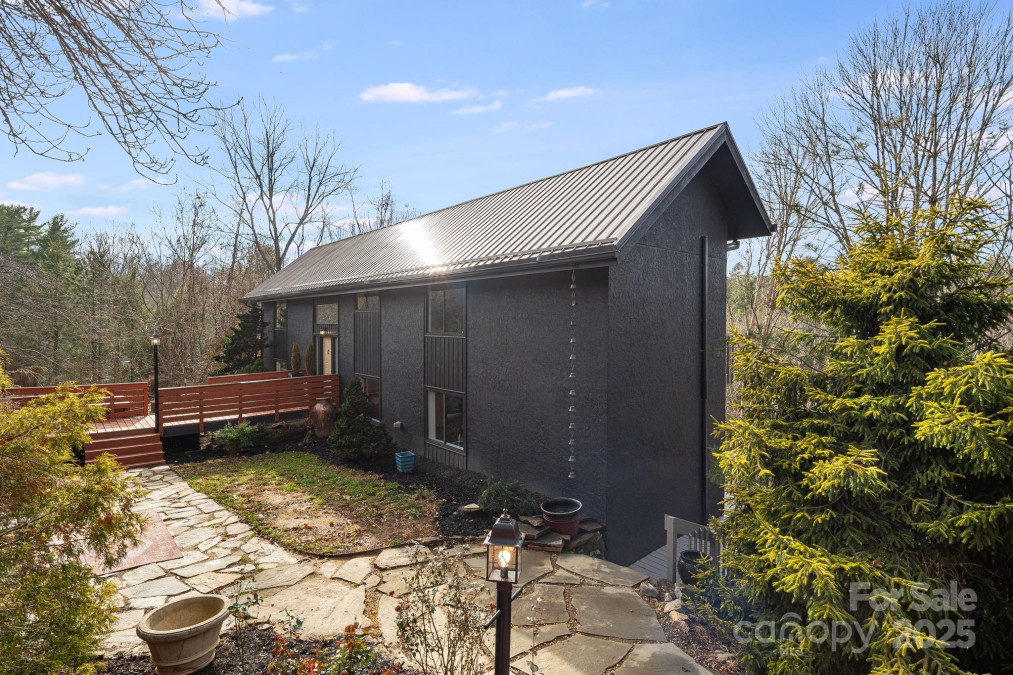 20 Nichols Hill Dr Asheville, NC 28804