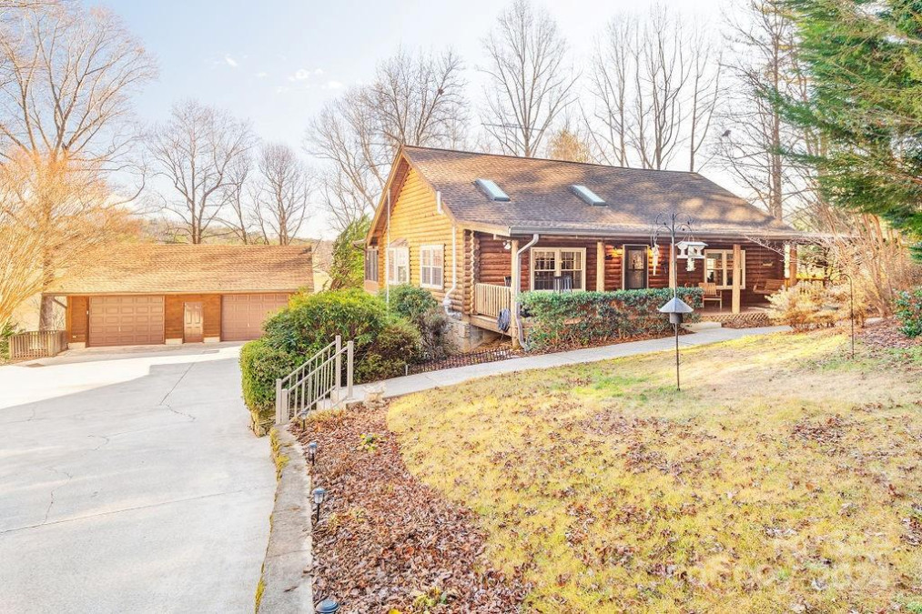 336 Winding Way Ln Hendersonville, NC 28792