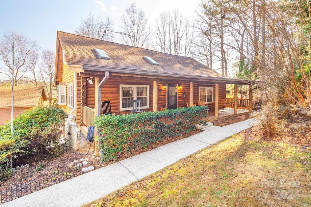 336 Winding Way Ln Hendersonville, NC 28792