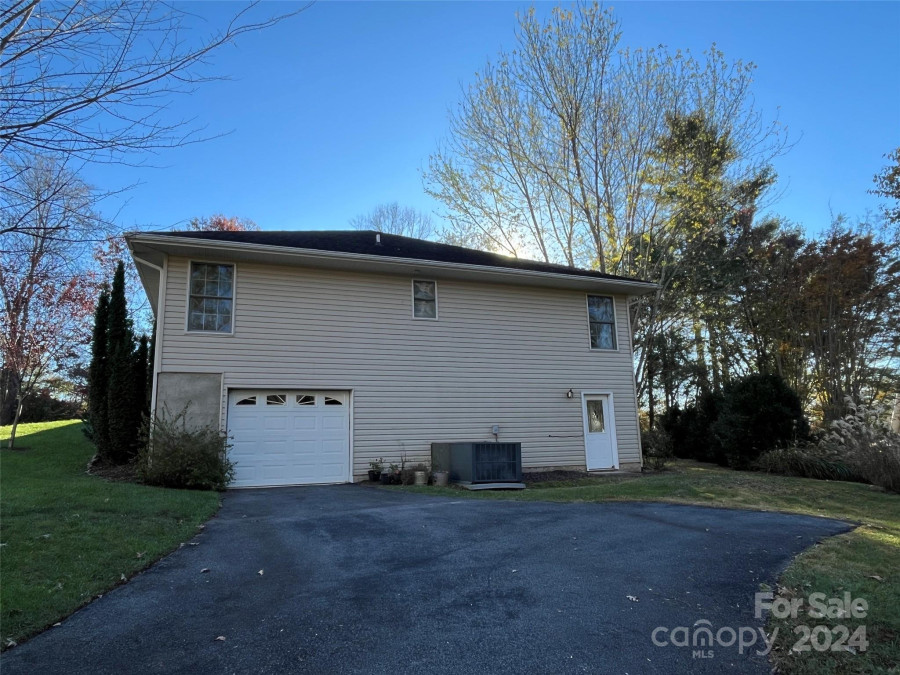 54 Ashley Hill Ln Hendersonville, NC 28791