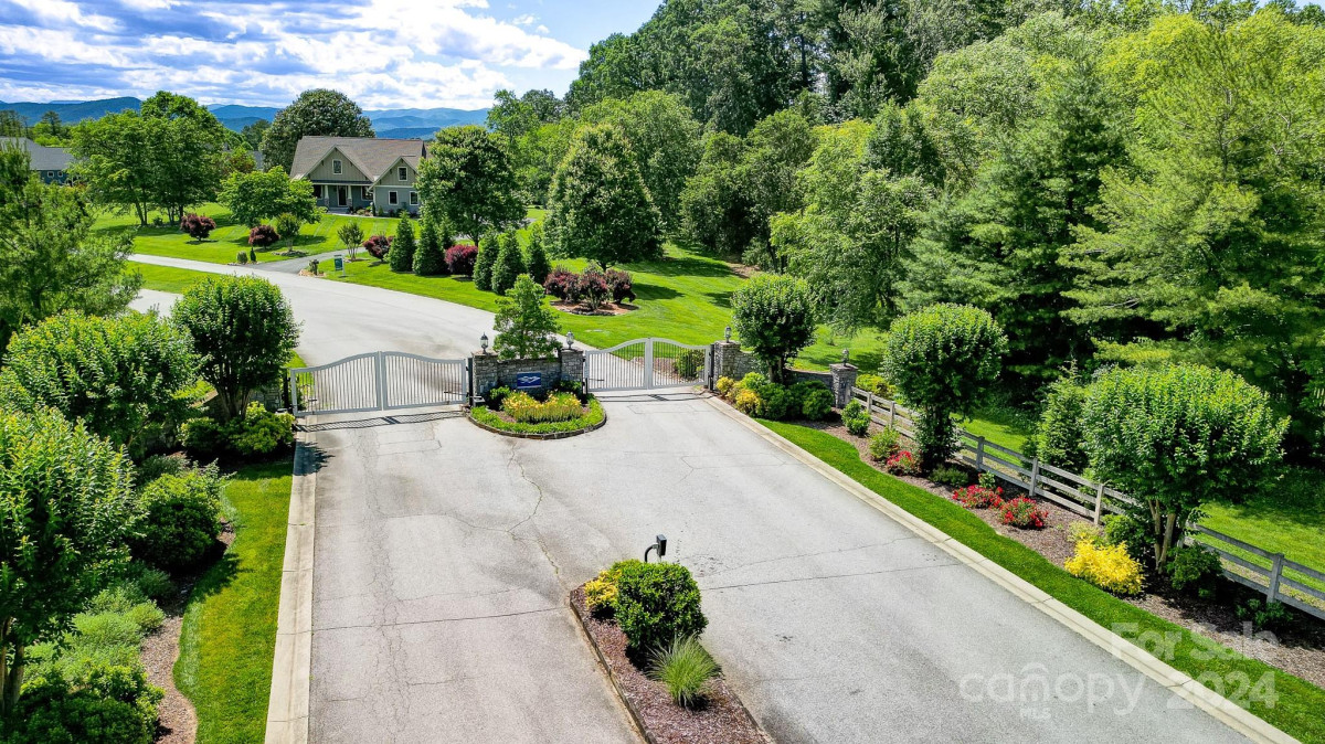 574 Skytop Farm Ln Hendersonville, NC 28791