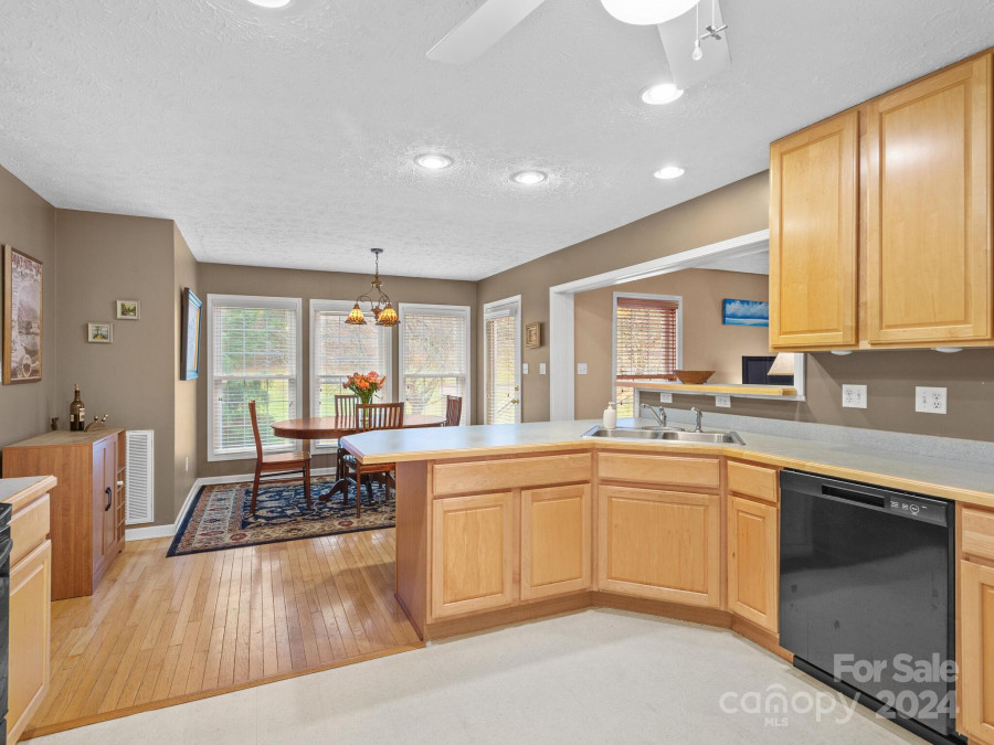 476 Cove Creek Ln Weaverville, NC 28787