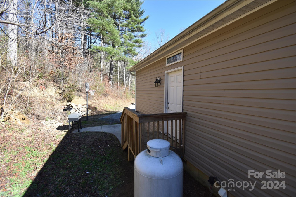 549 Freeman Creek Rd Zirconia, NC 28790