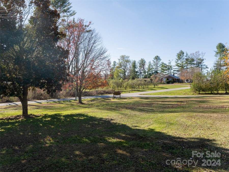 26 Tillman Dr Hendersonville, NC 28792