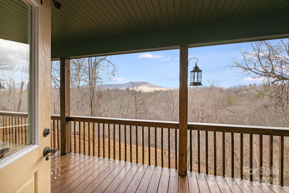 510 Crest Line Dr Green Mountain, NC 28740