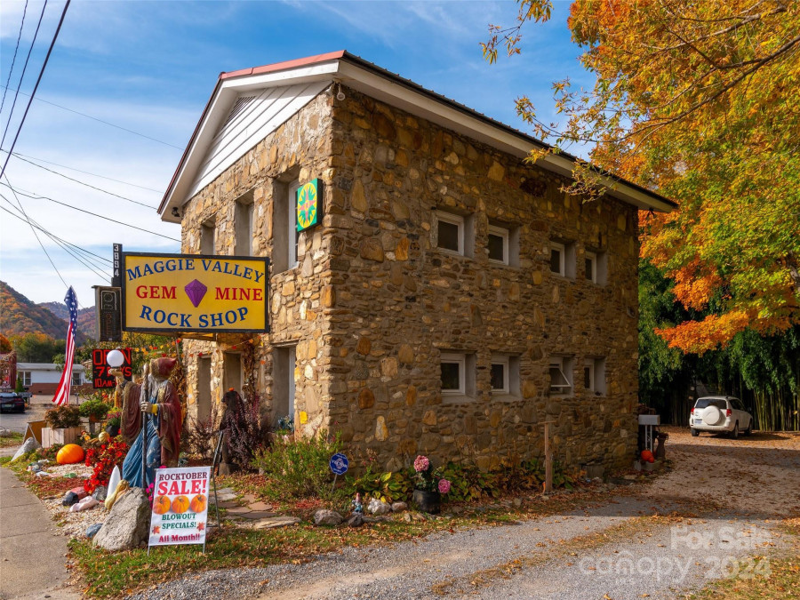 67 Rushing Creek Ln Maggie Valley, NC 28751