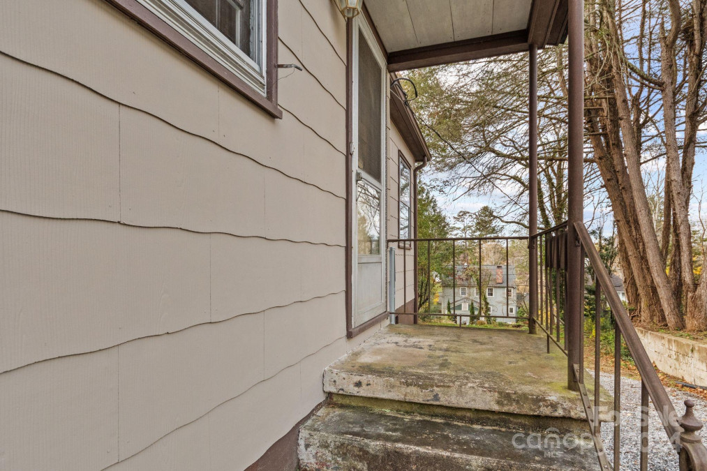 4 Baird Ln Asheville, NC 28804