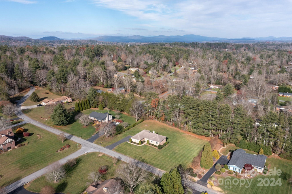 14 Beaumont Dr Hendersonville, NC 28739