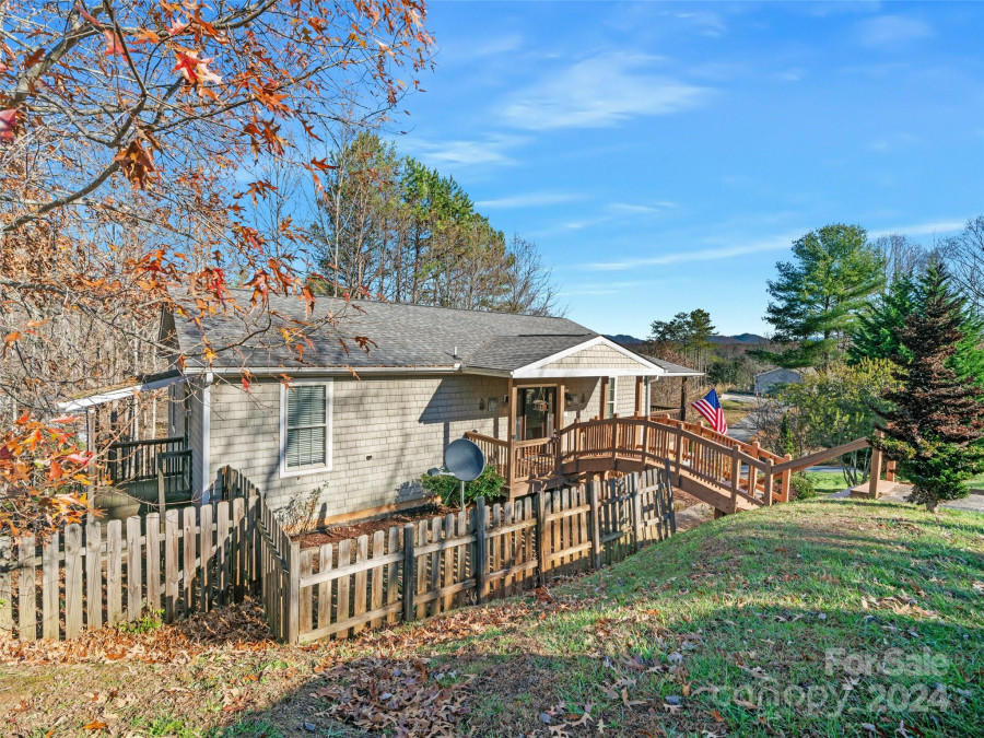 16 Sunny Ln Mars Hill, NC 28754