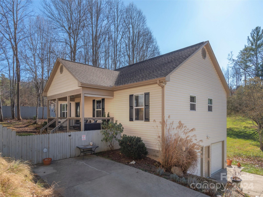 16 Southwood Dr Weaverville, NC 28787